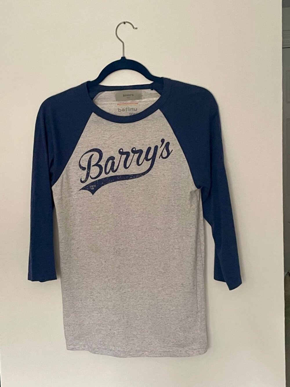 Barry's Bootcamp United We Sprint Woman's Softball Shirt sz small blue and gray
